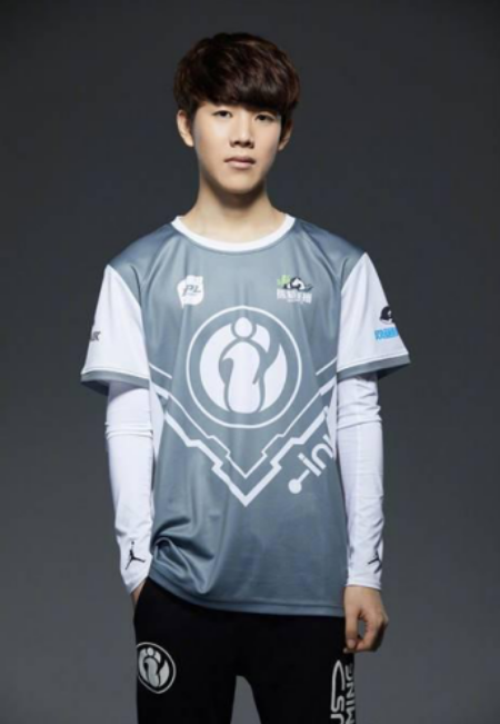 从LPL成立至今，综合票数最高的10位选手获得“LPL十周年十大选手”荣誉称号