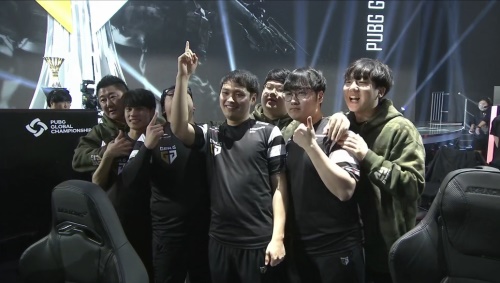 BLG公布胜者组决赛对阵TES赛前海报：激光将TES粉碎☢