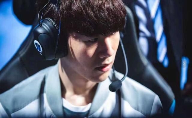 Falcons 在 ESL Pro League Season 22 半决赛中以 2：0 战胜 Mouz ，晋级总决赛;